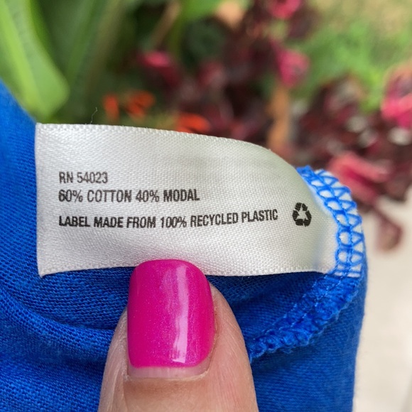 EUC GAP lightweight racer back tank. 3 buttons. - Picture 6 of 7